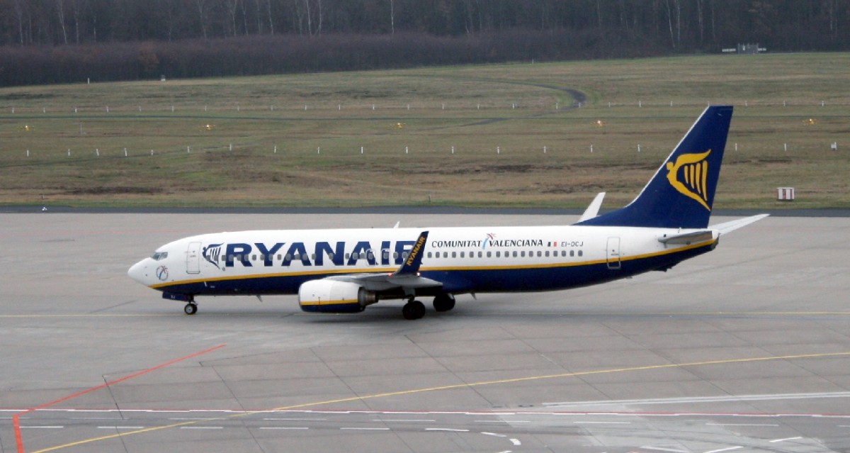 Boeing 737-8AS der Ryanair mit der Registration EI-DCJ auf dem Weg zum Gate am Köln/Bonn Airport